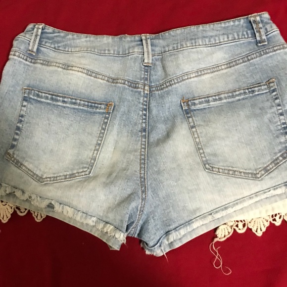 Belted short jean shorts with crochet embellished - Picture 5 of 10